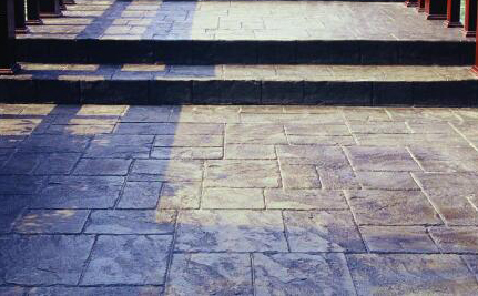 壓花地坪使用在哪些地方？壓花地坪有什么特點(diǎn)？